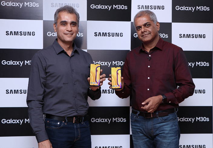 Asim Warsi, Senior Vice President, Mobile Business, Samsung India, with Manish Tiwary, Vice President – Category Management, Amazon India (Picture Credit: Samsung India)