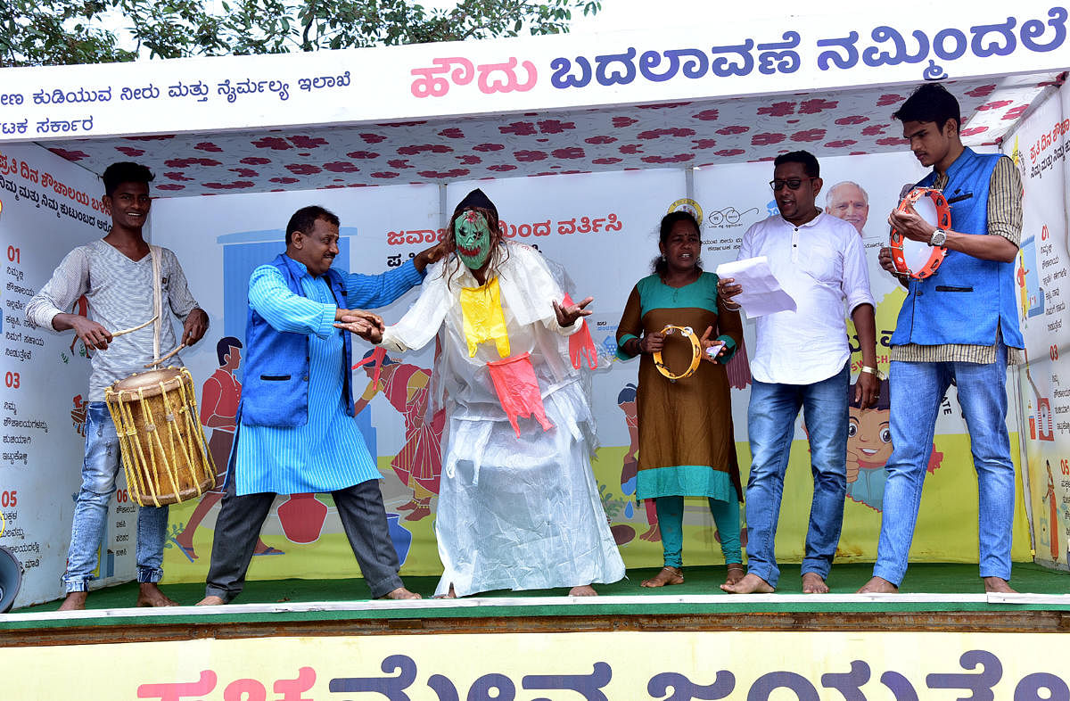 Artistes present the skit ‘Swacchameva Jayathe’ as a part of the ‘Grameena Kala Jatha’ flagged off on the Zilla Panchayat premises in Mangaluru.