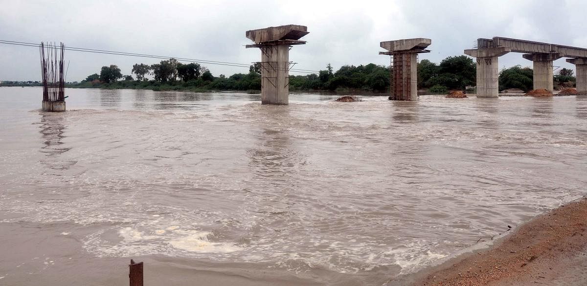 River Hagari (Vedavathi) in spate near Raravi village of Siruguppa taluk in Ballari district, following heavy rain on Thursday. DH Photo