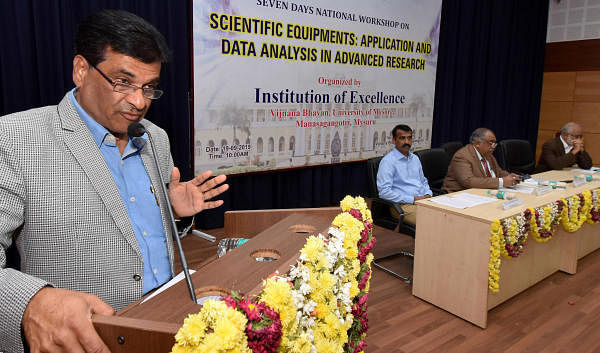Former vice-chancellor K S Rangappa, speaks during a workshop on ‘Scientific Equipments: Application and Data Analysis in Advance Research’, at Vijyanan Bhavan, in Mysuru, on Thursday. (DH Photo)