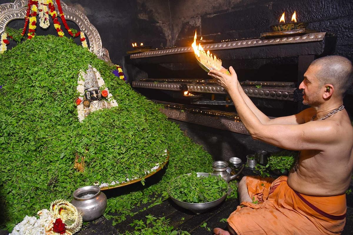Paryaya Palimaru Mutt seer Sri Vidyadheesha Theertha offers puja to Lord Krishna during the 'Koti Tulasi Archane' in Udupi on Sunday.