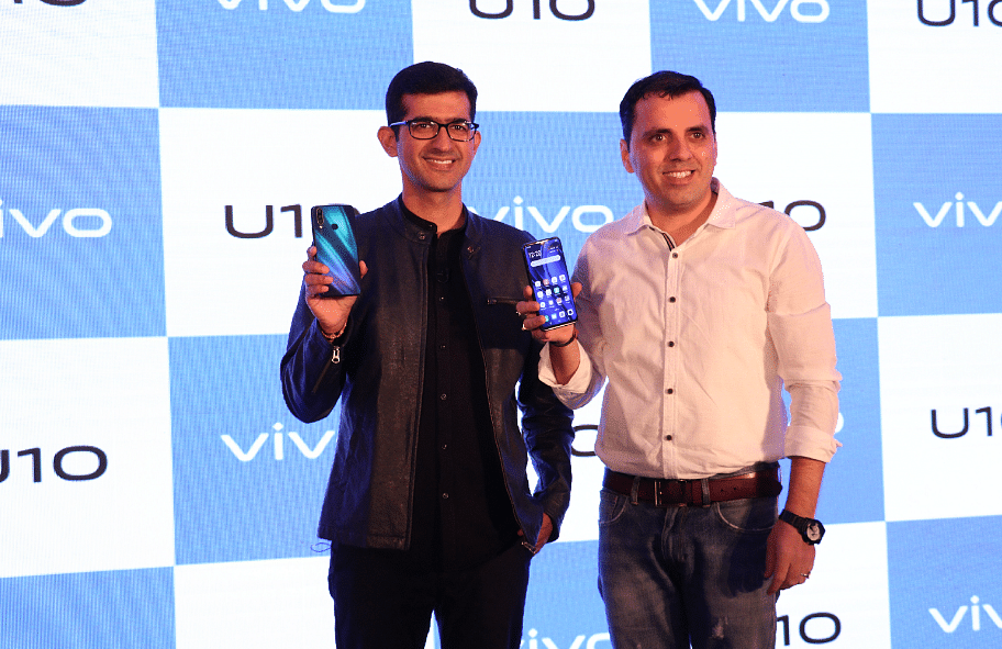 (L-R) Mr. Nipun Marya, Director Brand Strategy and Mr. Pankaj Gandhi, Director E-commerce at Vivo India unveiling the all new U10 (Picture Credit: Vivo India)