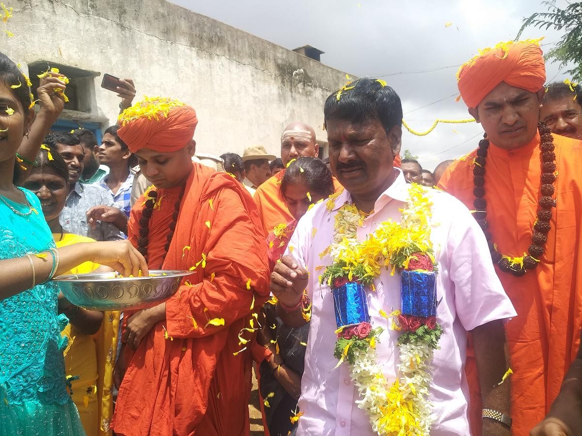 BJP MP A Narayanaswamy gets a rousing reception at Pemmanahalli Gollarahatti in Pavagada taluk of Tumakuru district on Monday.