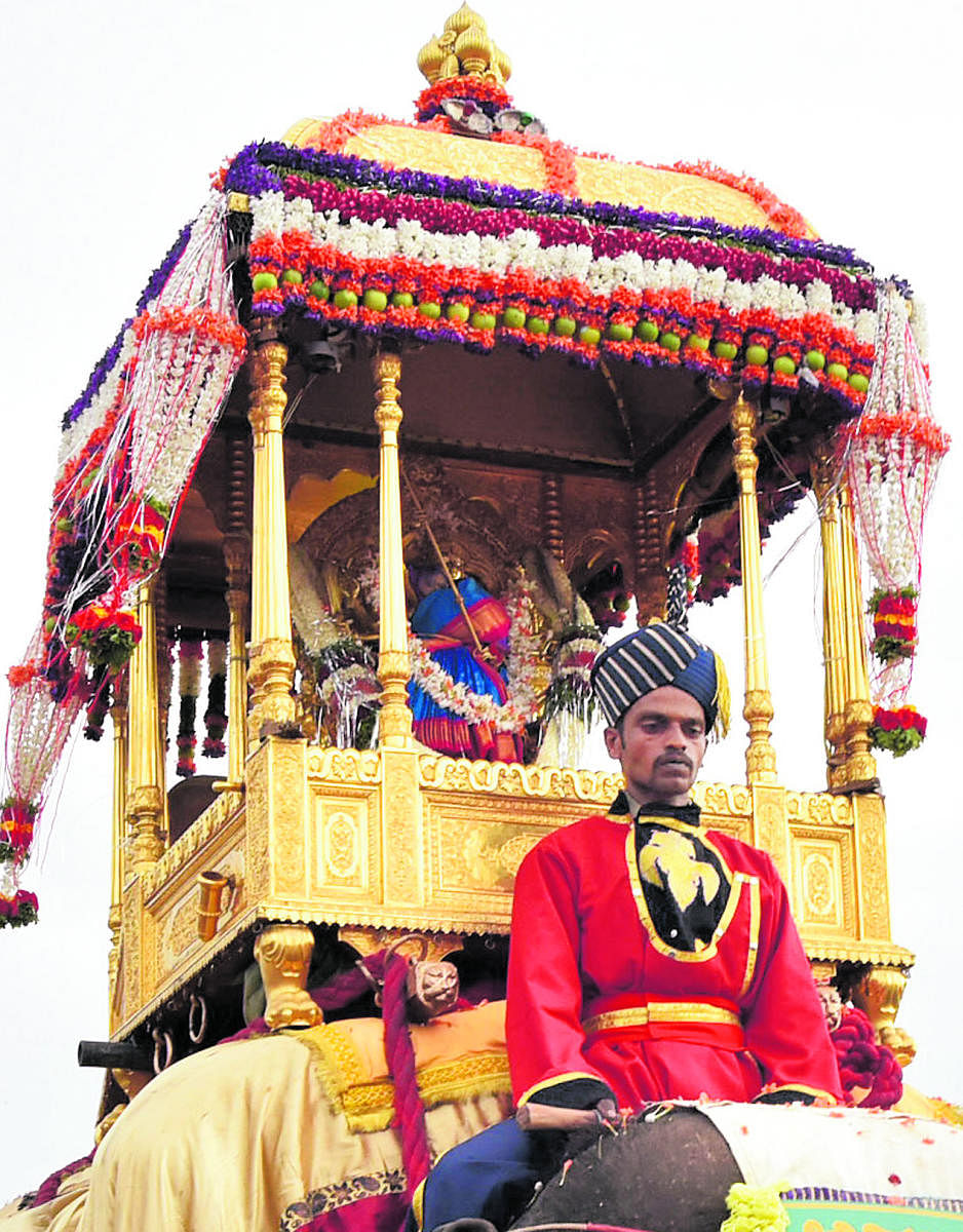 Dasara Elephant Arjuna carrying golden howdah during world famouse Jamboo Savari, at Amba Vilasa Palace premises in Mysuru on Saturday September 30, 2017. Large number of people witnessed Mahoth Vinu leading Arjuna elephant- PHOTO / SAVITHA B R