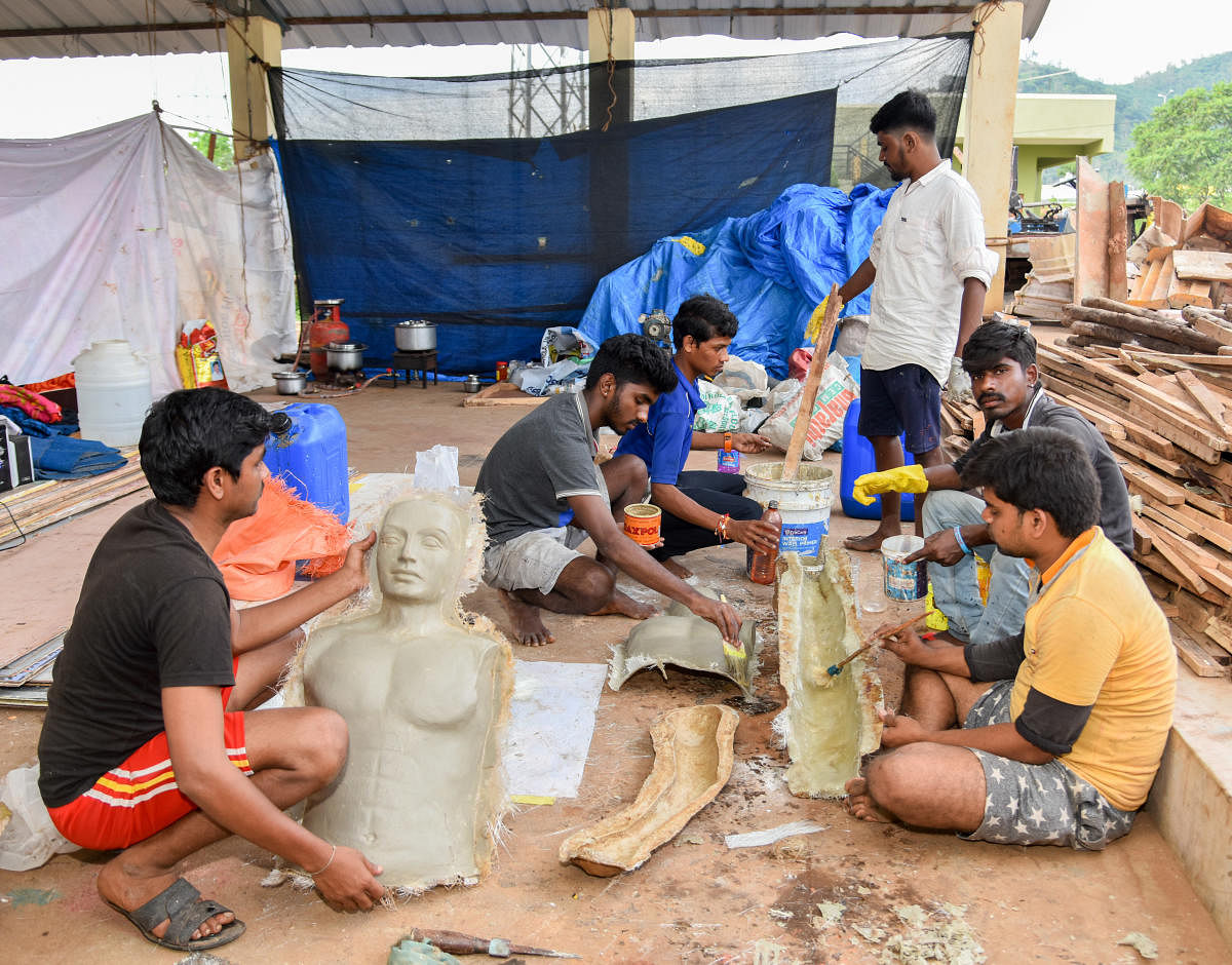 Artistes busy creating replicas for tableaux on APMC premises in Mysuru. DH Photo/Anup R Thippeswamy