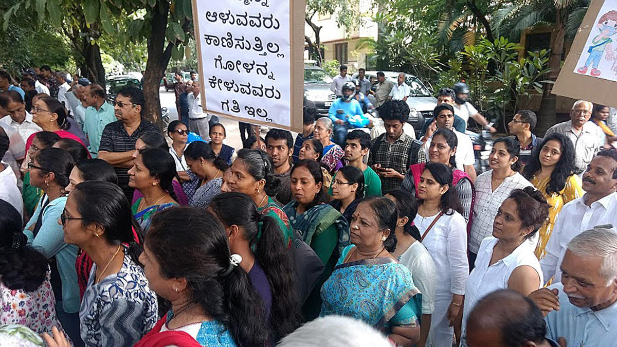 Members of the kasturinagar welfare association staging a protest against the bad roads infront of BBMP office in Kasturi Nagar on Monday. DH file photo