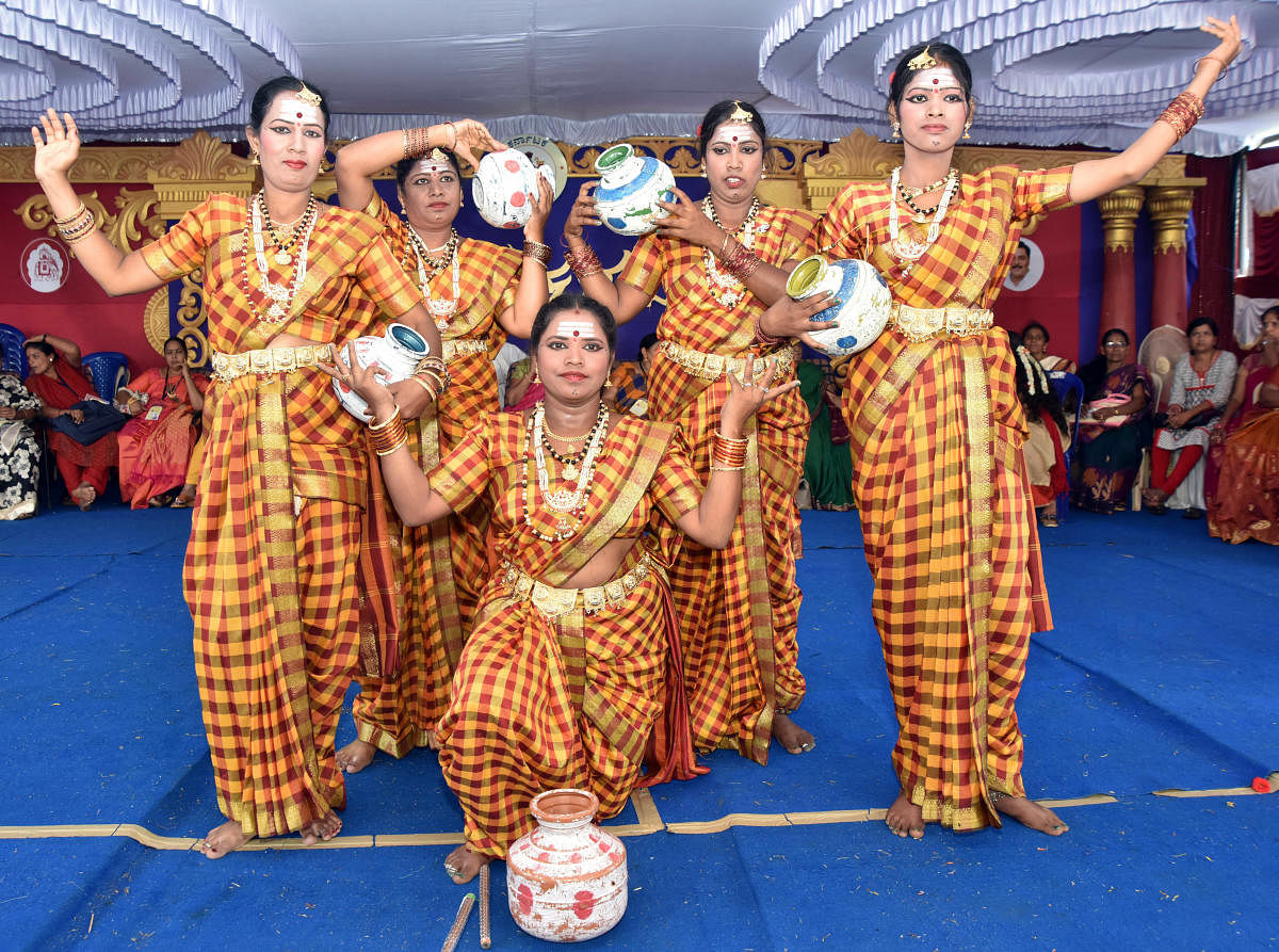 Women stage a dance during last Dasara in Mysuru. Dh-file photo