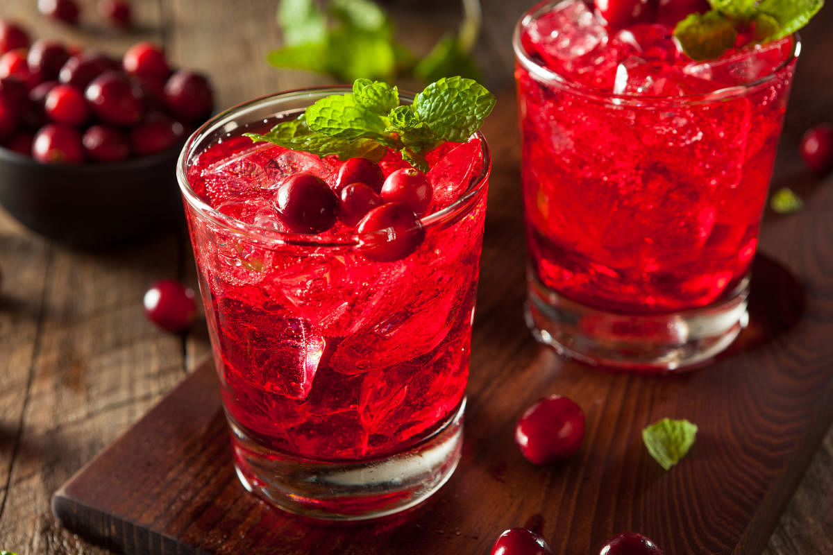Mixologists use cranberry juice to make cocktails.