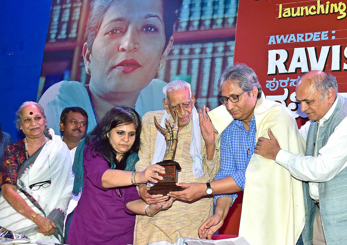 Freedom fighter H S Doreswamy presents Gauri Lankesh Award For Journalism to journalist Ravish Kumar on Sunday. Gauri Memorial Trust patron member Dr Vijayamma, activist Teesta Setalvad and Prof GaneshN Devi are seen. DH photo/Ranju P