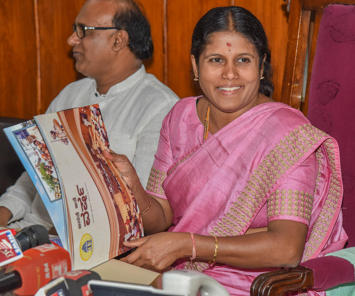 Mayor Gangambike Mallikarjun releases a book on her achievements in one year at a press conference at the BBMP office in Bengaluru on Friday. DH Photo/S K Dinesh