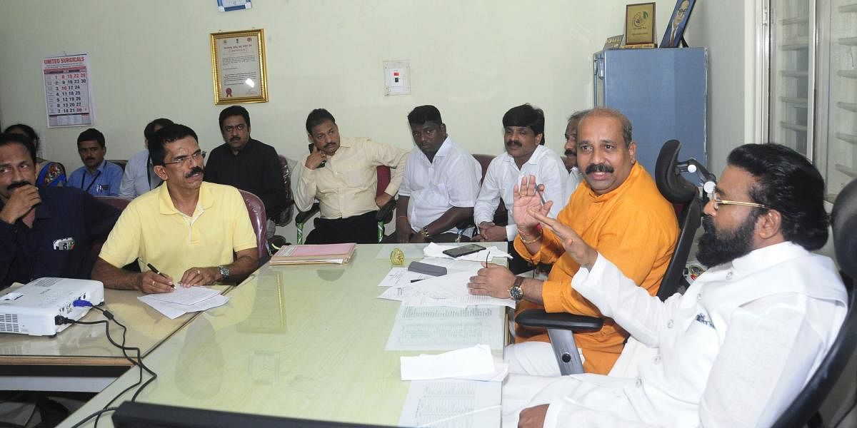 Health Minister Sreeramulu chairs a meeting at the district hospital at Ajjarakadu in Udupi on Saturday.