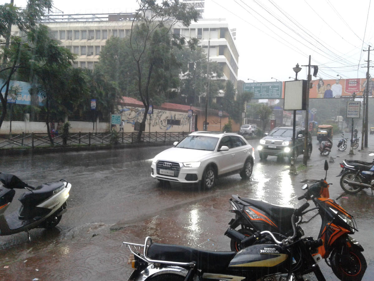 Heavy rains lashed Belagavi on Monday afternoon and visibility getting reduced forced motorists to use headlights.