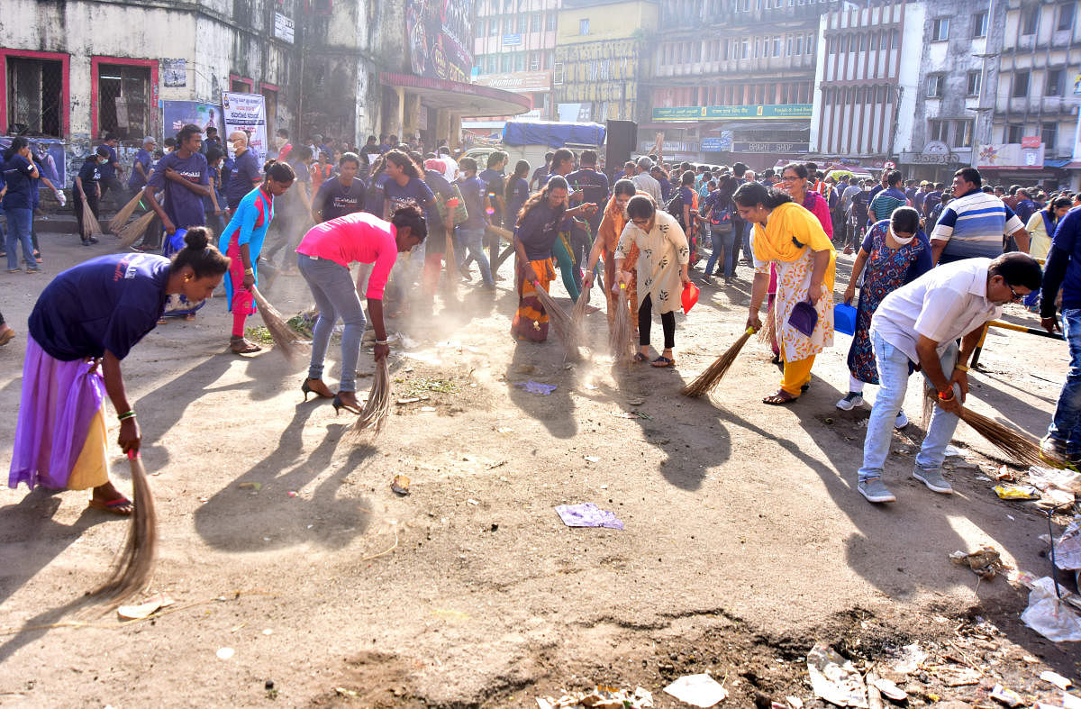 Volunteers clean Central Market area in Mangaluru as a part of the massive cleanliness drive by Ramakrishna Mutt.
