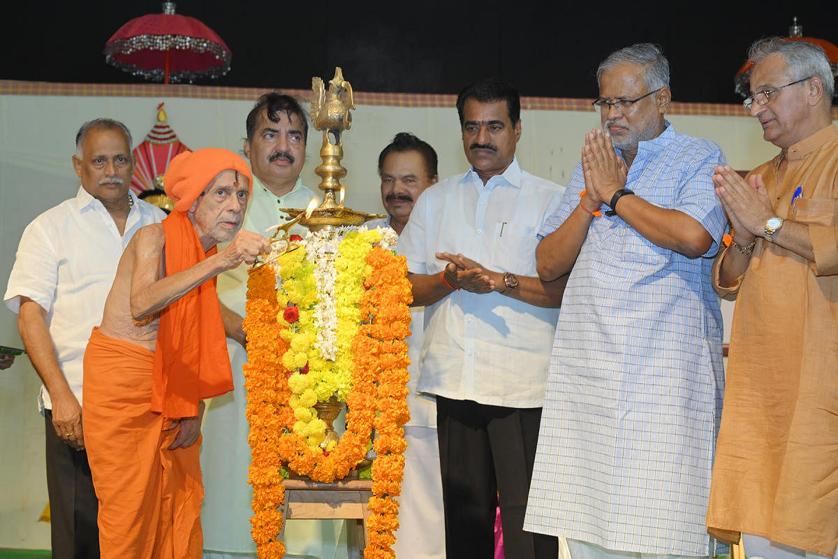 Vishwesha Theertha Swami of Pejawar Mutt inaugurates a programme to distribute annual free fund of Alva’s Education Foundation at Vidyagiri in Moodbidri on Monday.
