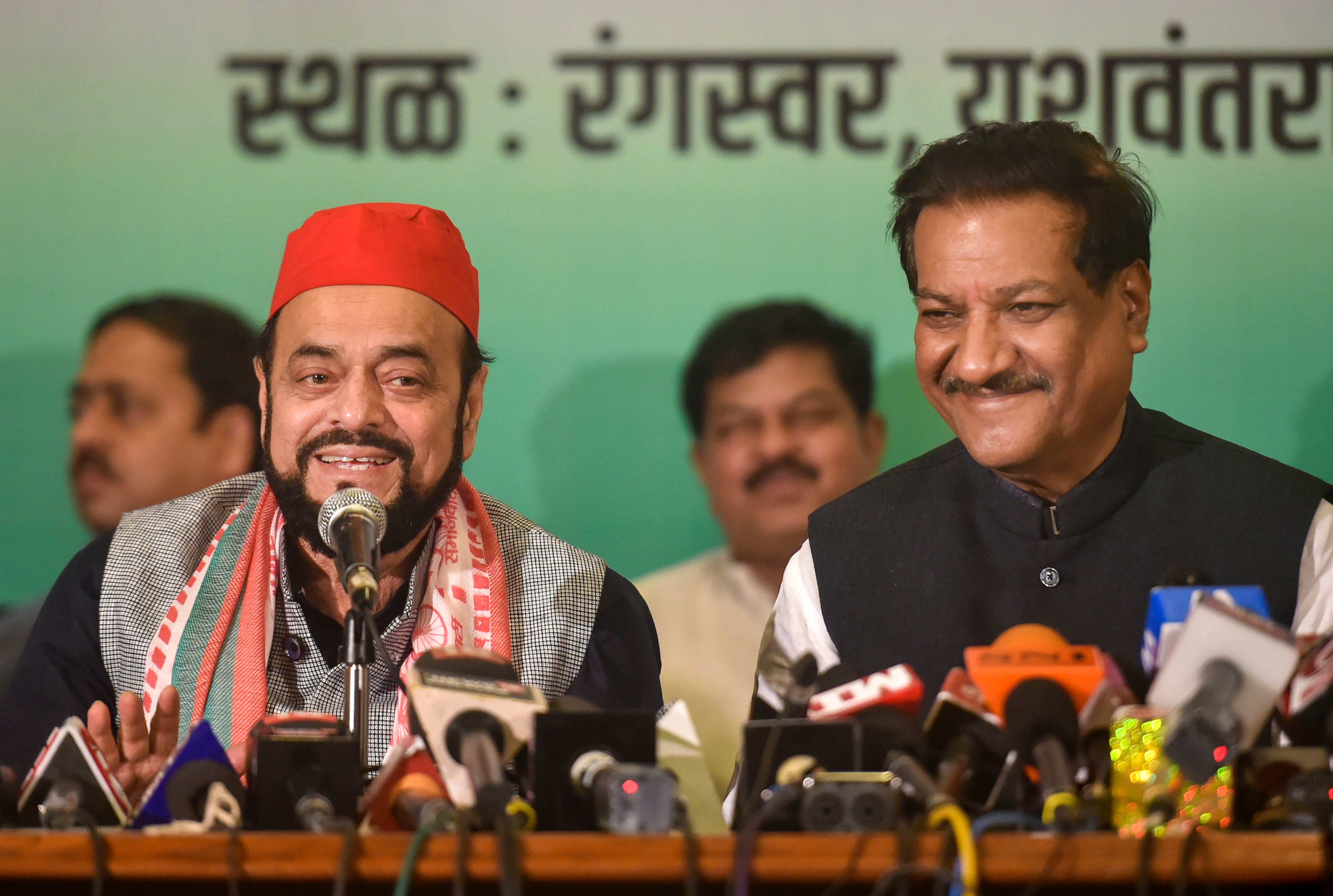 Samajwadi Party MLA Abu Azmi (L) and Congress leader Prithviraj Chavan at a press conference to announce their alliance for the upcoming Assembly elections. (PTI Photo)