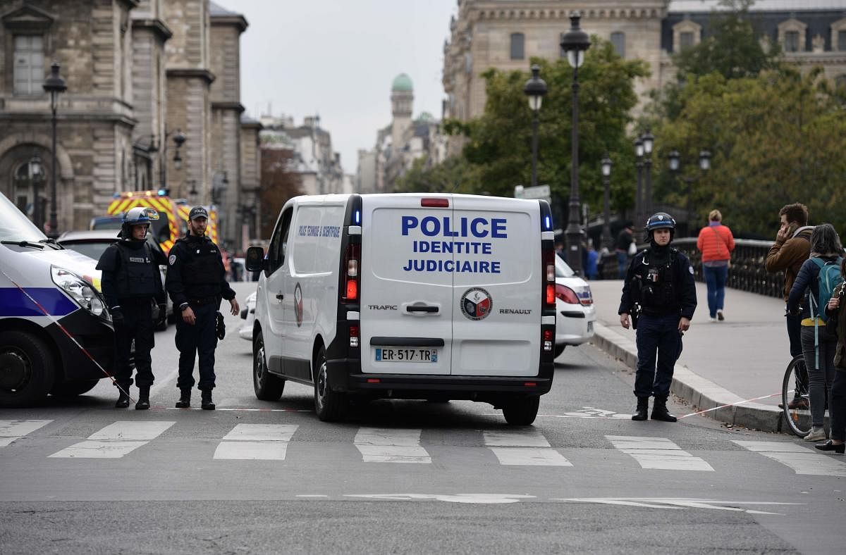 A judicial police vehicle drives toward Paris prefecture de police (police headquarters) after three persons have been hurt in a knife attack on October 3. (AFP Photo)
