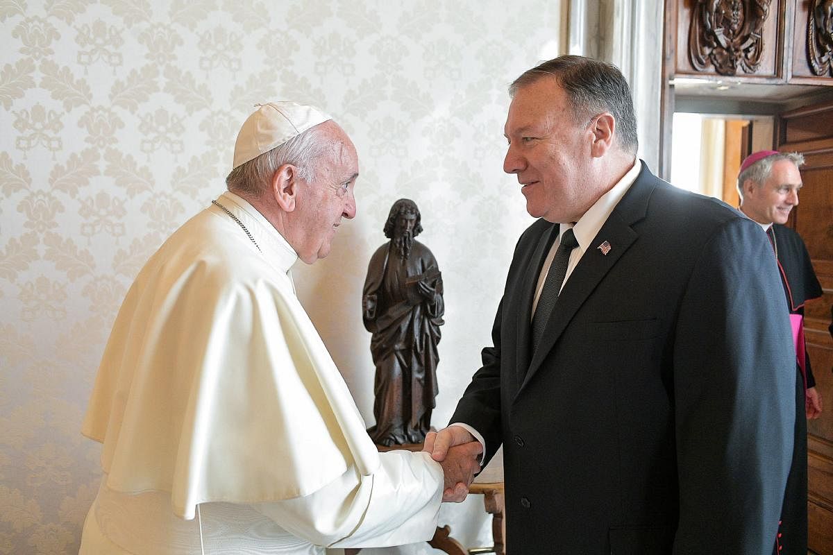 This handout picture taken and released on October 3, 2019 by Vatican Media shows Pope Francis (R) shaking hands with US Secretary of State Mike Pompeo before their meeting at the Vatican. (VATICAN MEDIA / AFP)