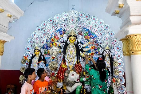 Family members decorate a statue of Hindu goddess Durga ahead of the "Durga Puja" festival inside their house in Kolkata on October 4, 2019. (AFP Photo)