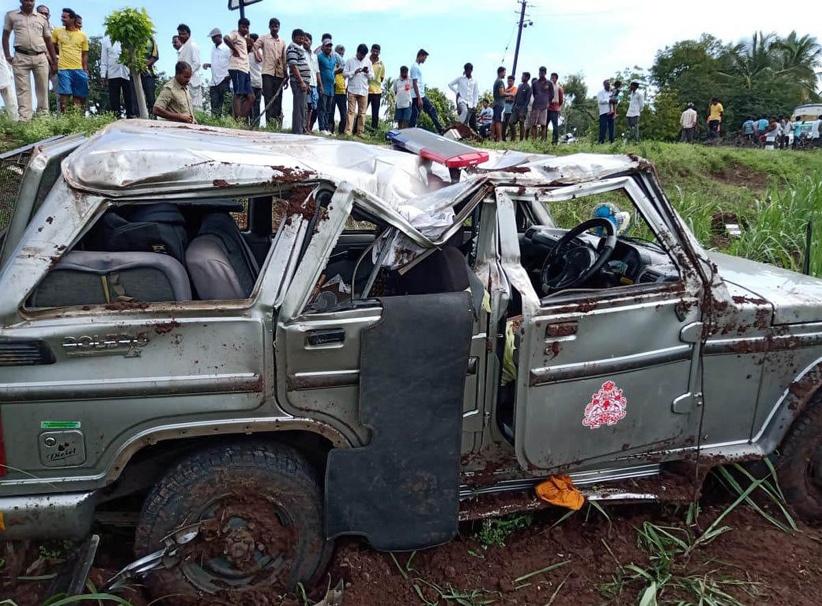 The chief minister's security vehicle, which toppled over into a sugarcane field after the driver lost control over the vehicle, near Kappalaguddi-Saidapur Cross in Bagalkot district on Friday. DH Photo