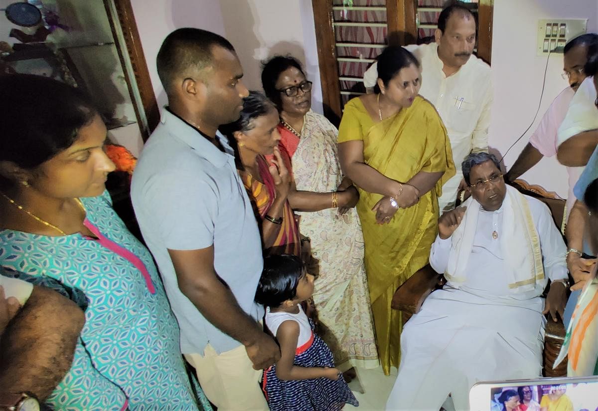 Former chief minister Siddaramaiah visited the house of deceased farmer Channappa Gowda at Karagadde in Kalasa on Saturday.