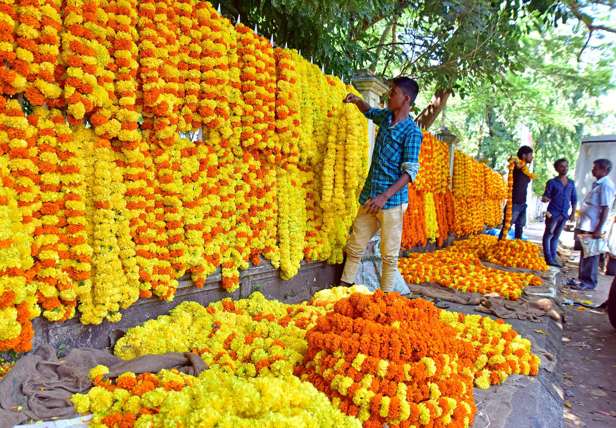 Flower vendors in Mangaluru set for Dasara (DH Photo)