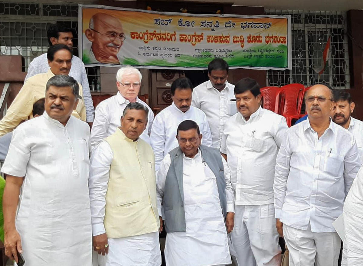 Former Rajya Sabha member H Hanumanthappa (third from left) staged a protest in front of the Karnataka Pradesh Congress Committee office in Bengaluru. AICC former general secretary B K Hariprasad, former Union Minister K H Muniyappa are seen. DH Photo