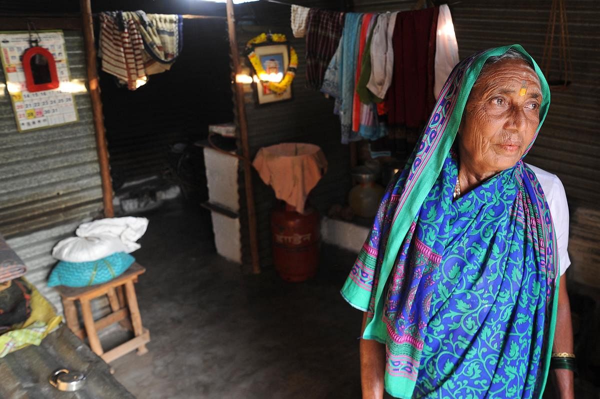 Shantavva, 70, at her temporary shelter in BN Jalihal near Pattadakal in Bagalkot district. DH Photo/Pushkar V