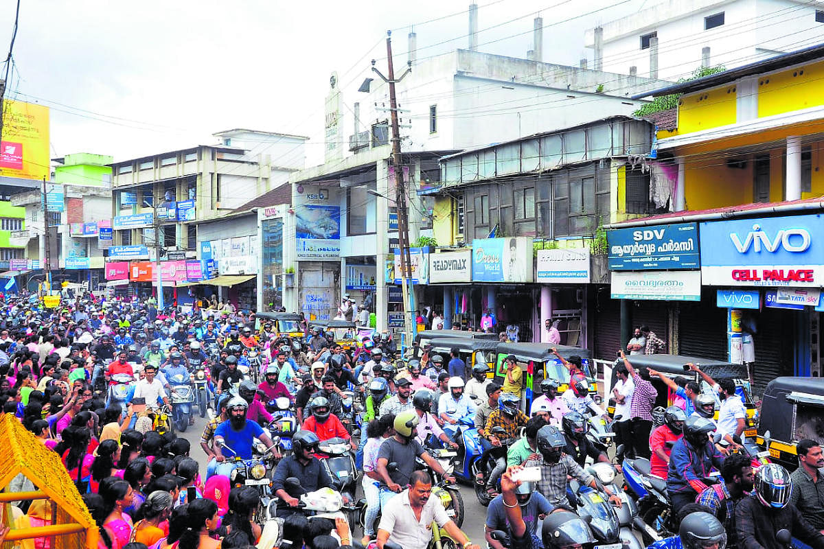 A two-wheeler rally is taken out from Kozhikode to Wayanad on Sunday to express solidarity with the stir against Bandipura traffic restriction.