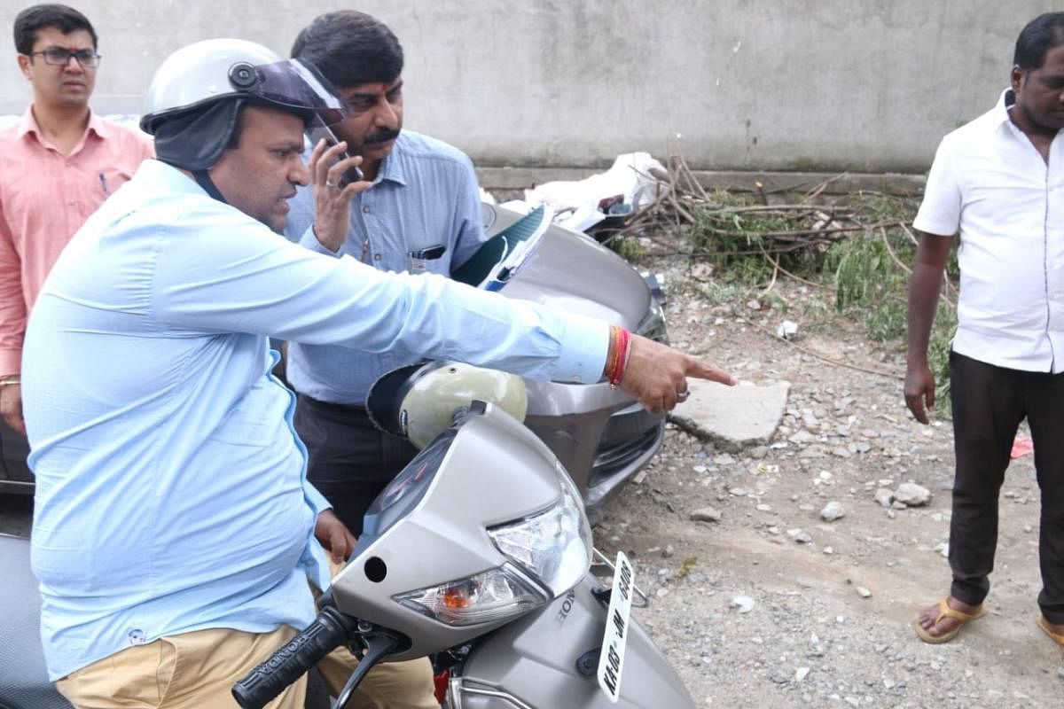 Newly elected mayor Gautham Kumar went on a bike ride with BBMP officials (DH Photo)