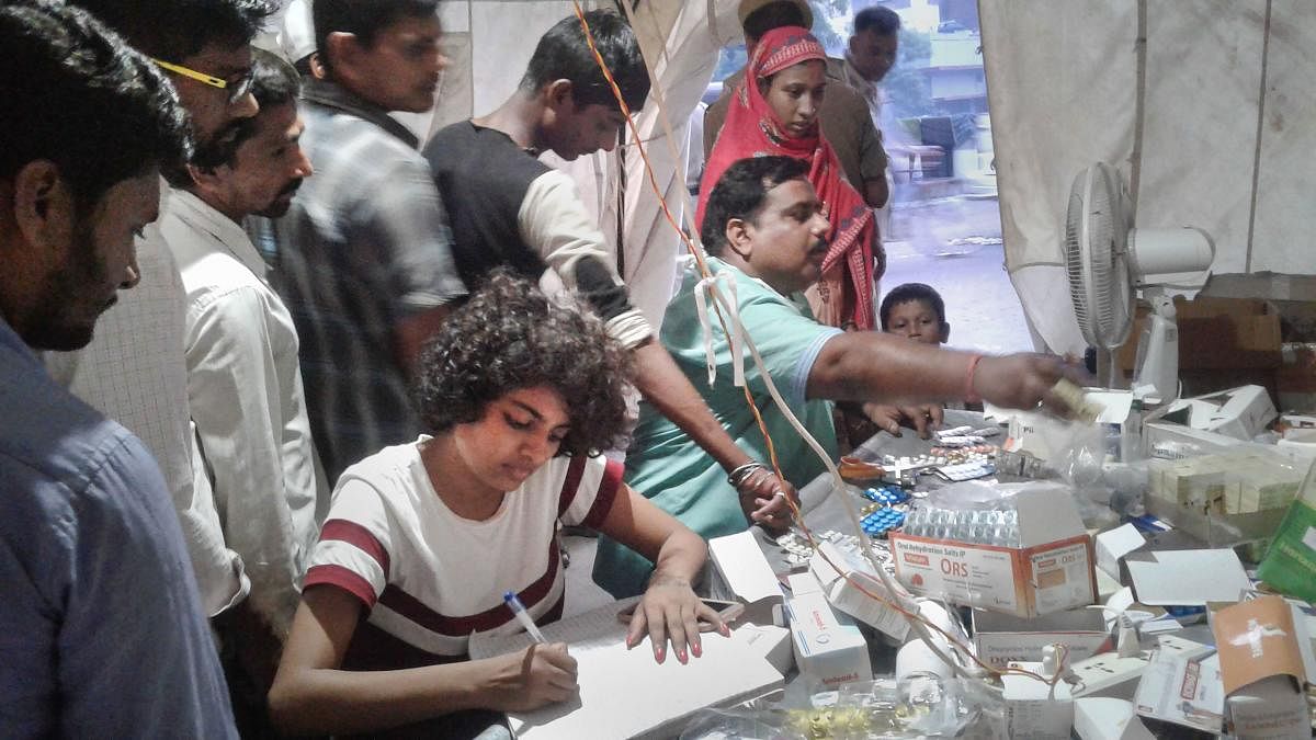  Doctors connected with an NGO provide medicines to flood-affected people at a makeshift OPD facility, in Patna, Saturday, Oct. 5, 2019. (PTI Photo)