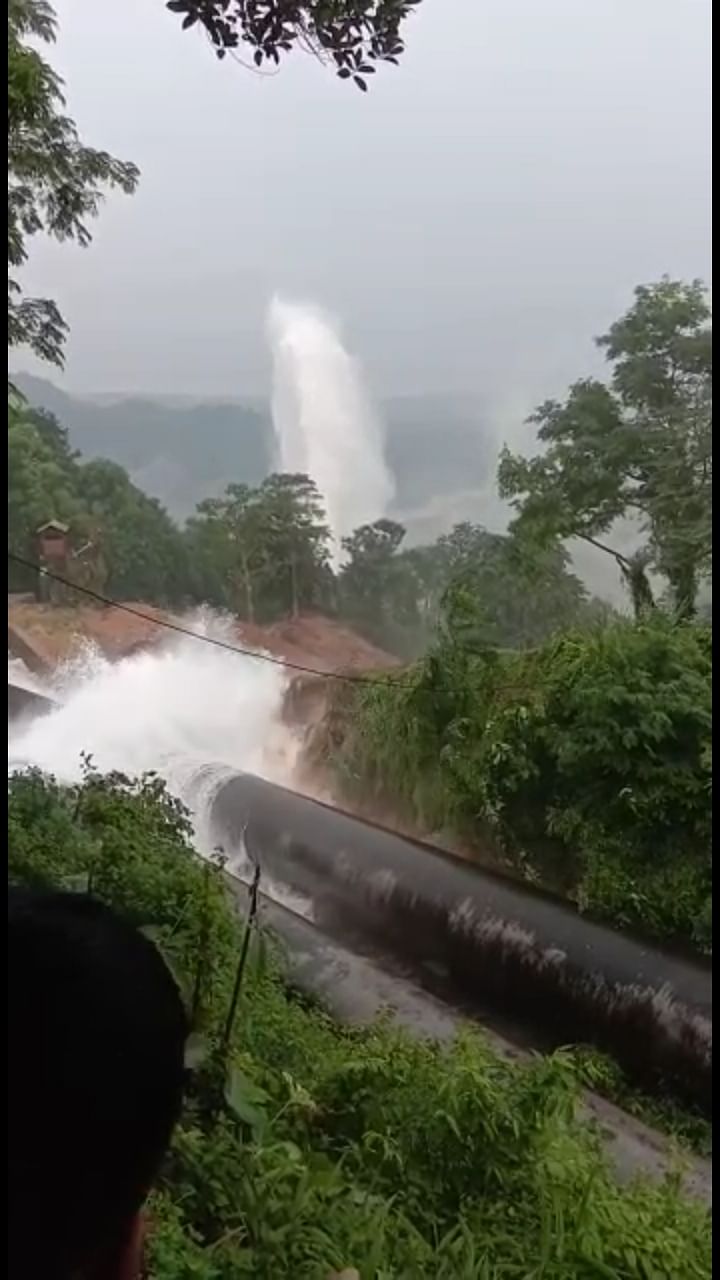 Water fountatain created after the pipeline in Kopili hydel power project in Assam's Dima Hasao district raptured on Monday morning. DH photo. 