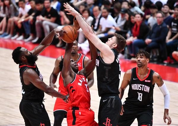 Toronto Raptors OG Anunoby (2nd L) is blocked by Houston Rockets James Harden (L) and Isaiah Hartenstein (2nd R) in their NBA preseason basketball game in Saitama on October 8, 2019. (AFP photo)