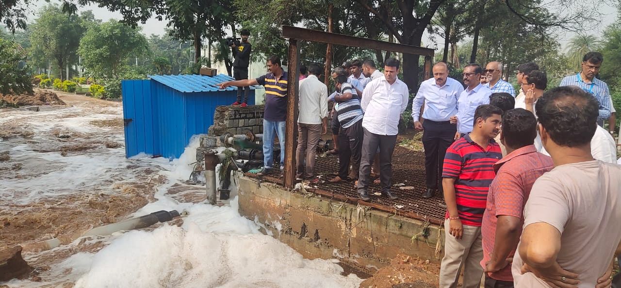 BBMP Mayor Goutham Kumar and BBMP Commissioner BH Anil Kumar taking stock of the situation. (DH Photo)