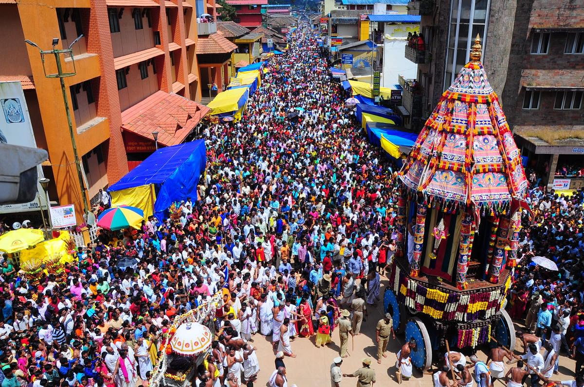 The palanquin procession and the grand chariot procession at Sringeri Temple Street on Wednesday.