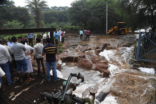 Doddabidarakallu Lake breached last night following heavy rains, at BWSSB Sewage Treatment Plant, 300 and more families affected, at Bhavaninagar and Thirumalapura, in Bengaluru on Thursday. (DH Photo/ B H Shivakumar)