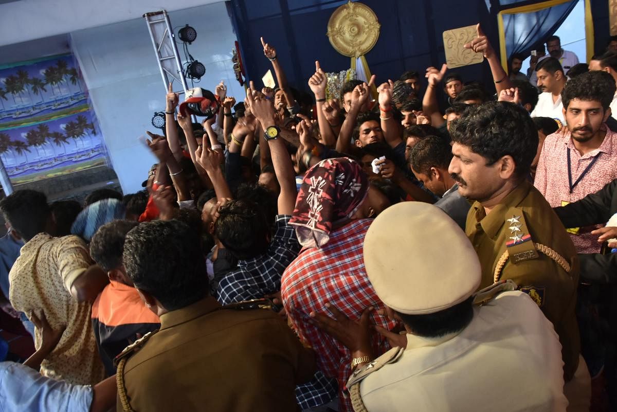 The situation turned tense during the announcement of Dashamantapa competition results, during the final day of Dasara on Tuesday night. DH PHOTO