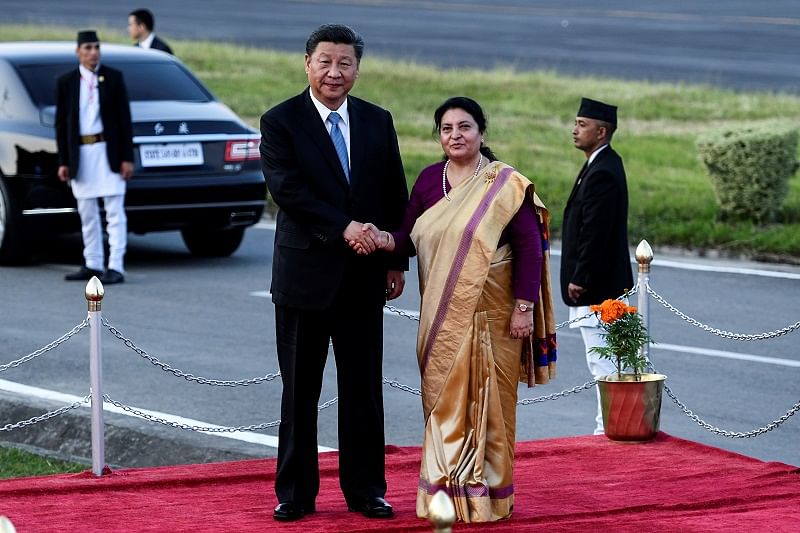 Nepal's President Bidhya Devi Bhandari shakes hands with China's President Xi Jinping during a welcome ceremony at the Tribhuvan International Airport in Kathmandu, Nepal. (Reuters Photo)