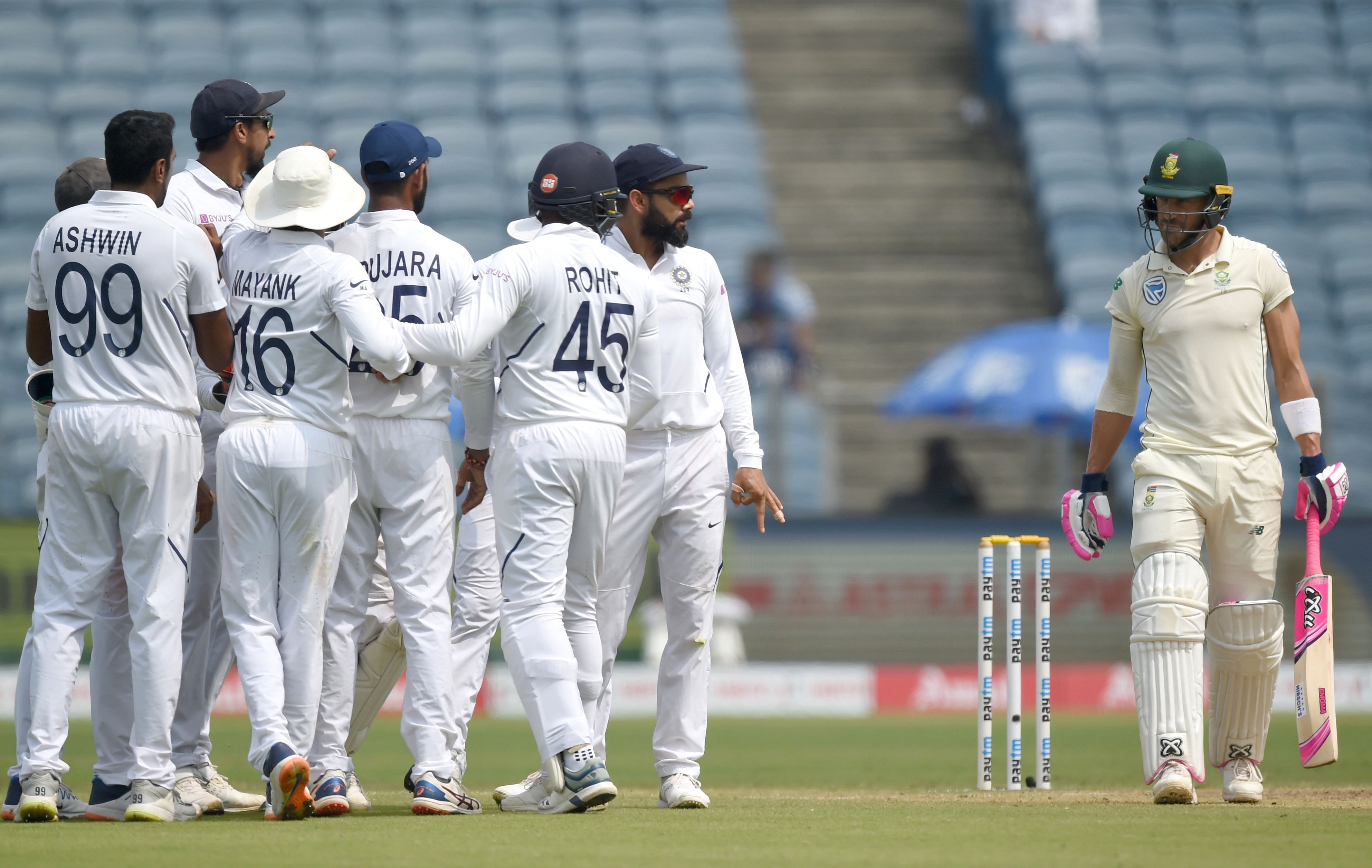 India's captain Virat Kohli (C) celebrates with teammates after the wicket of South Africa captain Faf du Plessis (R) during the fourth day of play of the second test cricket match between India and South Africa, at the Maharashtra Cricket Association Stadium in Pune. (AFP Photo)