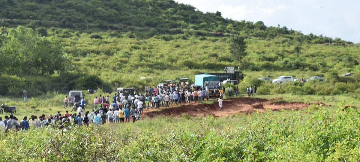 A large number of people had gathered to witness the operation to capture the tiger.