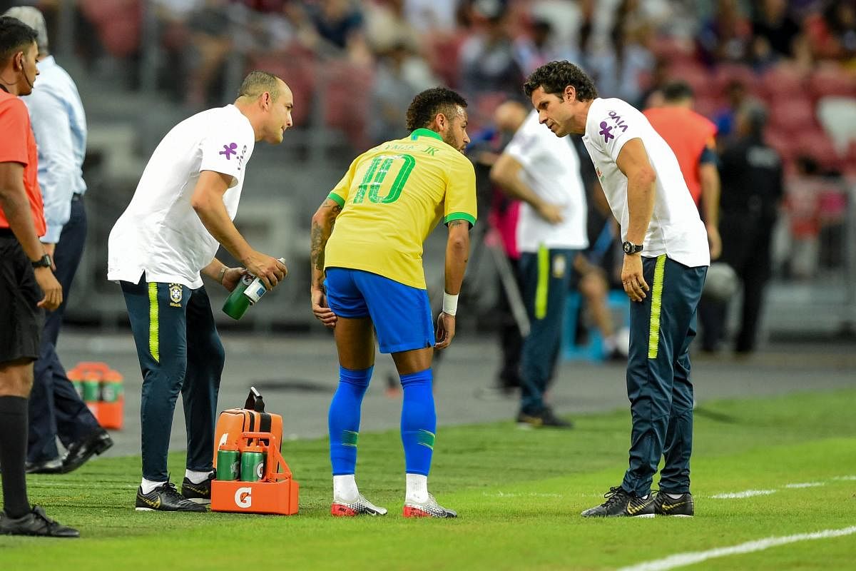 Brazil's forward Neymar (C) leaves the field during an international friendly football match between Brazil and Nigeria at the National Stadium in Singapore on October 12, 2019. (Photo by Roslan RAHMAN / AFP)