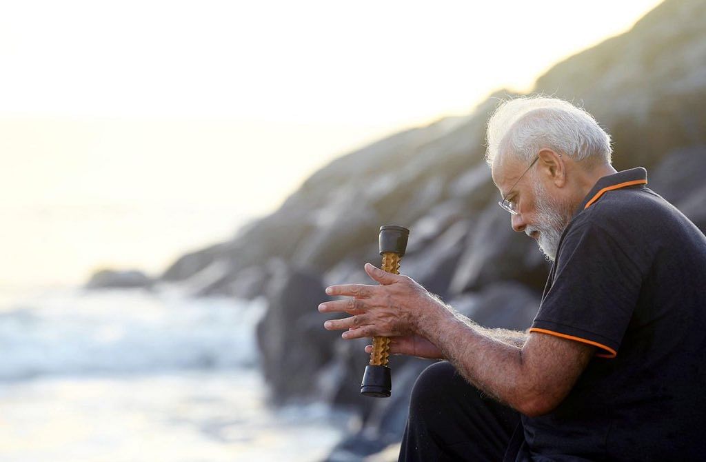 Starting the verses with 'Dear sea, my greetings to you,' Modi vividly personified the sea and posed a few questions to it, almost as if the two were having a conversation. Photo/Twitter (Narendra Modi)