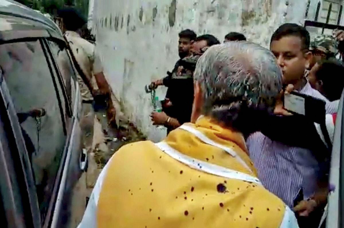 Union Minister of State for Health & Family Welfare Ashwini Choubey, back to camera, after a man threw ink on him while he was visiting dengue patients at Patna Medical College & Hospital, in Patna, Tuesday, Oct. 15, 2019. (PTI Photo)