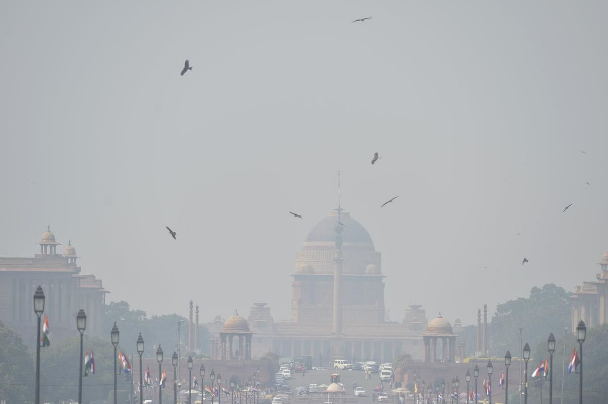 New Delhi banned the use of diesel generators on October 15 as pollution levels in the Indian capital exceeded safe limits by more than four times. (Photo by Sajjad HUSSAIN / AFP)