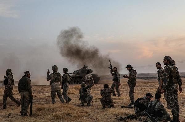 Turkish soldiers and Turkey-backed Syrian fighters gather on the northern outskirts of the Syria as Turkey and its allies continue their assault on Kurdish-held border towns. (AFP photo)
