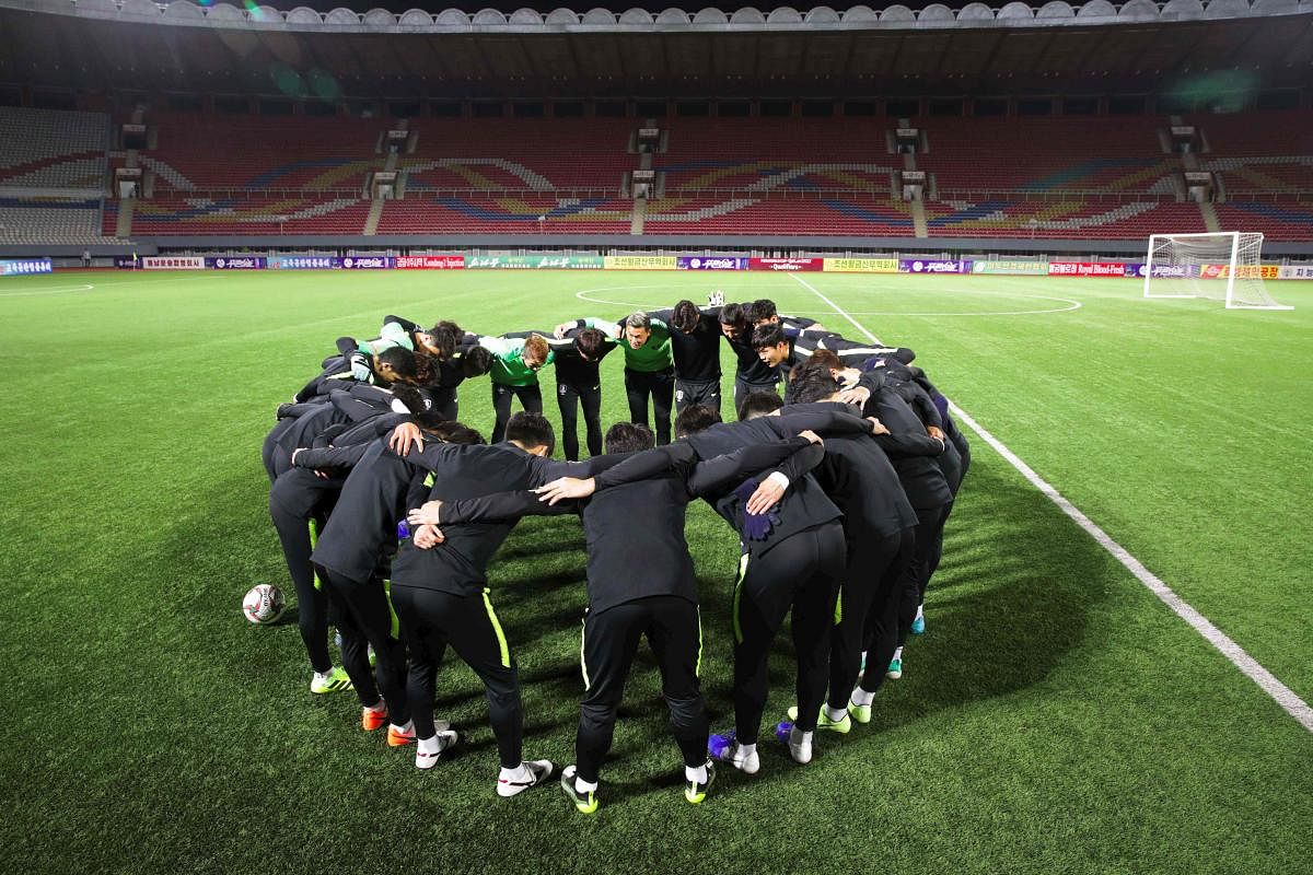 South Korean national football team players in a huddle during a training session at the Kim Il Sung Stadium in Pyongyang, ahead of the World Cup 2022 qualifying Asian zone Group H football match between South Korea and North Korea. (Photo by handout / Ko