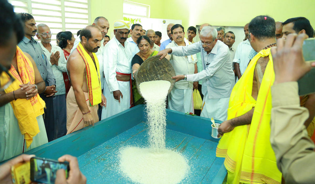 Rice was poured into the ‘Akshaya Patra’ at Bhagandeshwara Temple in Bhagamandala on Tuesday to initiate religious rituals as a part of Talacauvery fair.