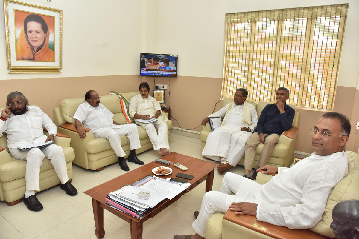 Only a handful of leaders like KPCC president Dinesh Gundu Rao, former minister Krishna Byre Gowda, leader of the Opposition Siddaramaiah, former chief minister M Veerappa Moily and KPCC working president Eshwar Khandre were present at a meeting called by