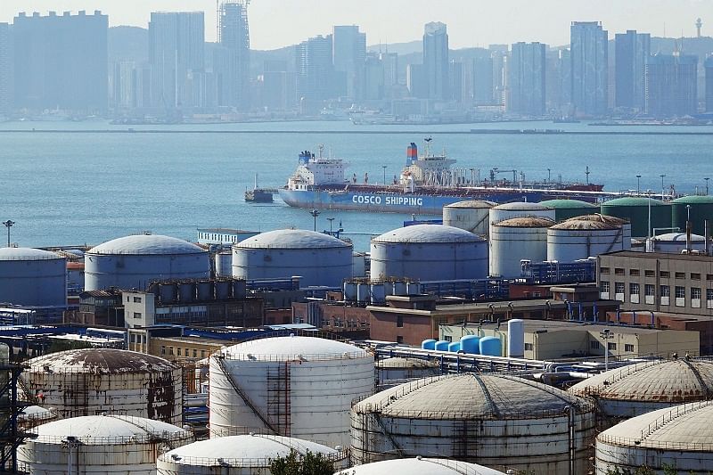 A China Ocean Shipping Company (COSCO) vessel is seen near oil tanks at the China National Petroleum Corporation (CNPC)'s Dalian Petrochemical Corp in Dalian, Liaoning province, China. (Reuters Photo)