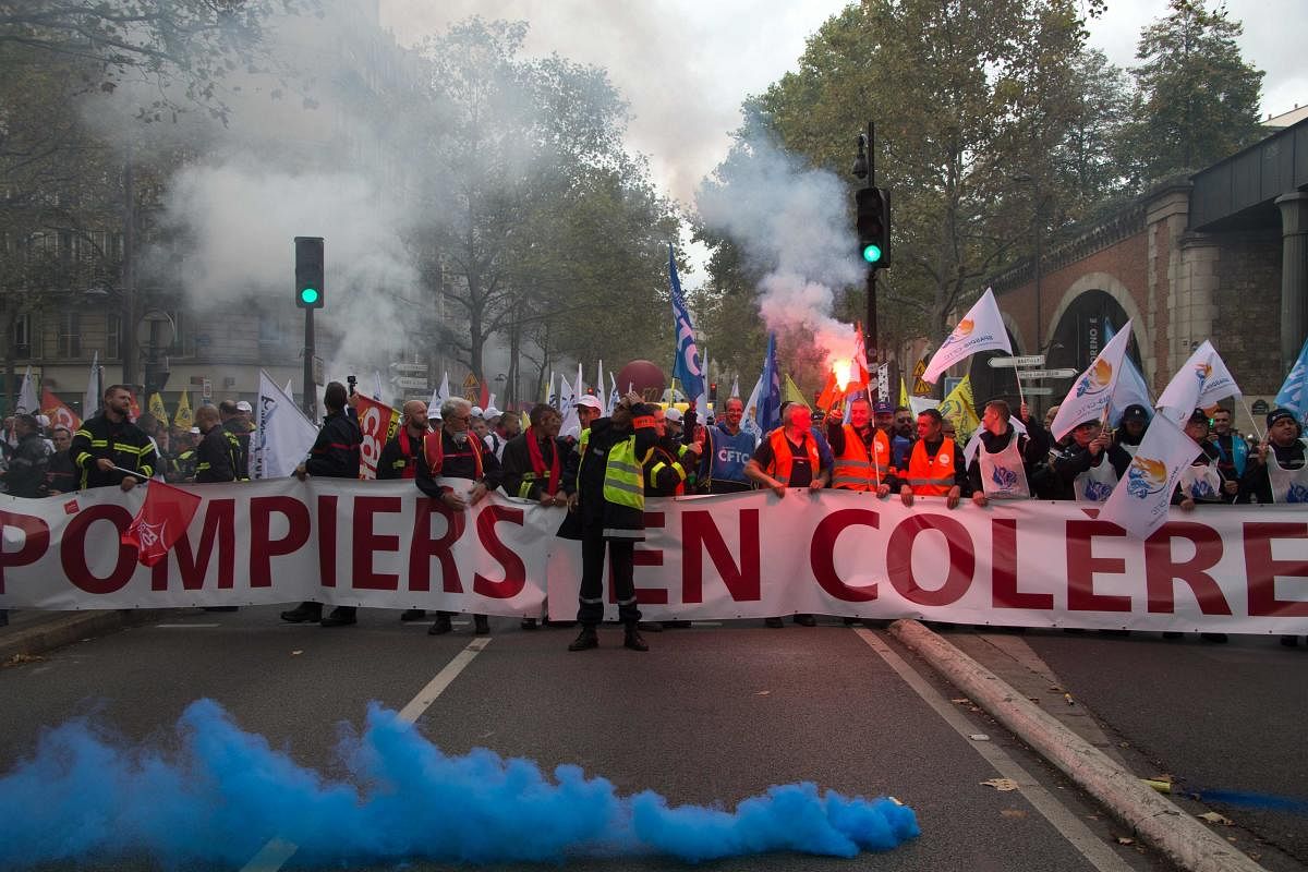 Firefighters holds a banner reading " Anger Firefighters " as they protest during the day of mobilization and national demonstration of the professional French firefighters in Paris, on October 15, 2019. (Photo by AFP)