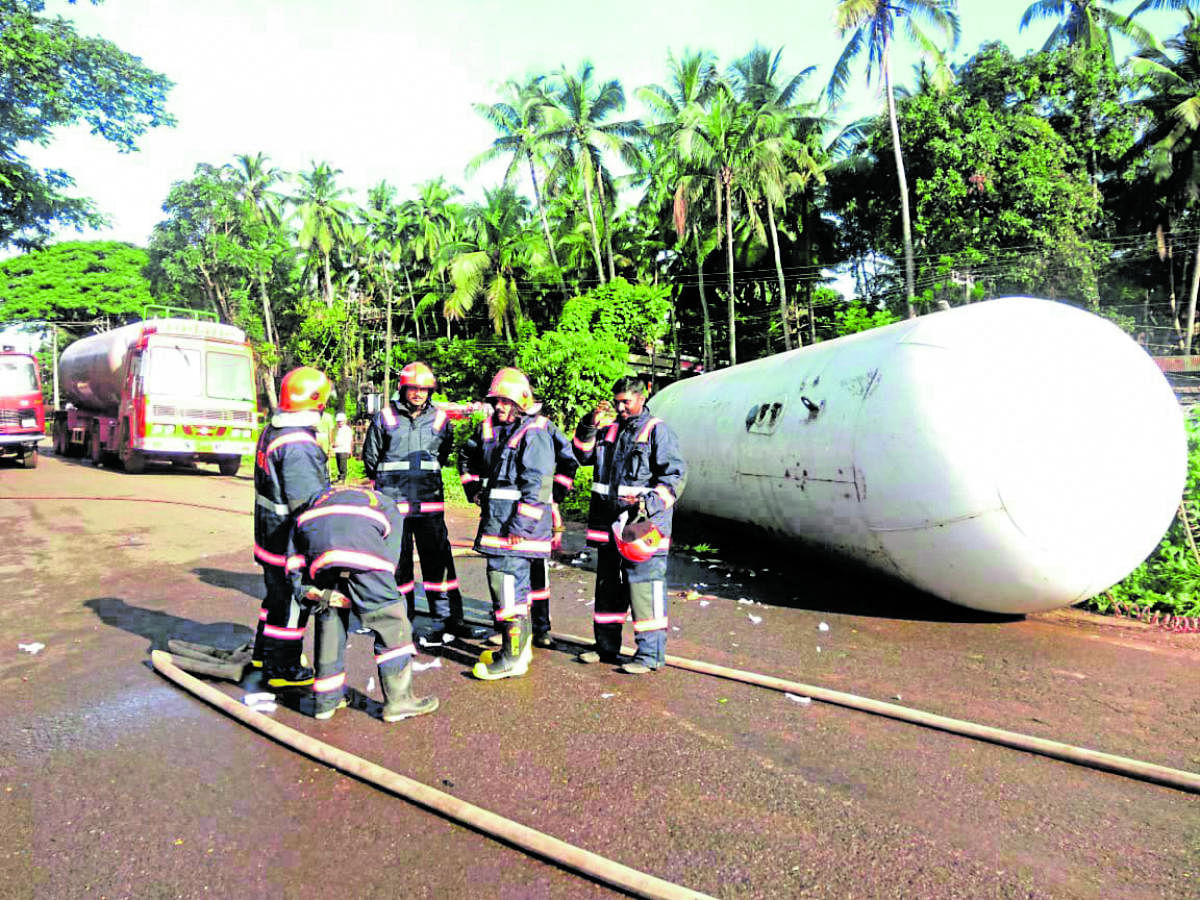 An LPG tanker overturned at Adkathabail in Kasargod.
